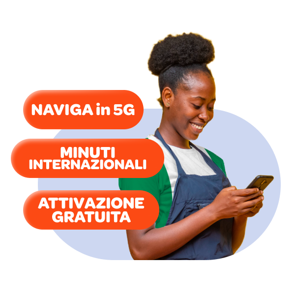 ragazza nigeriana felice con telefono in mano